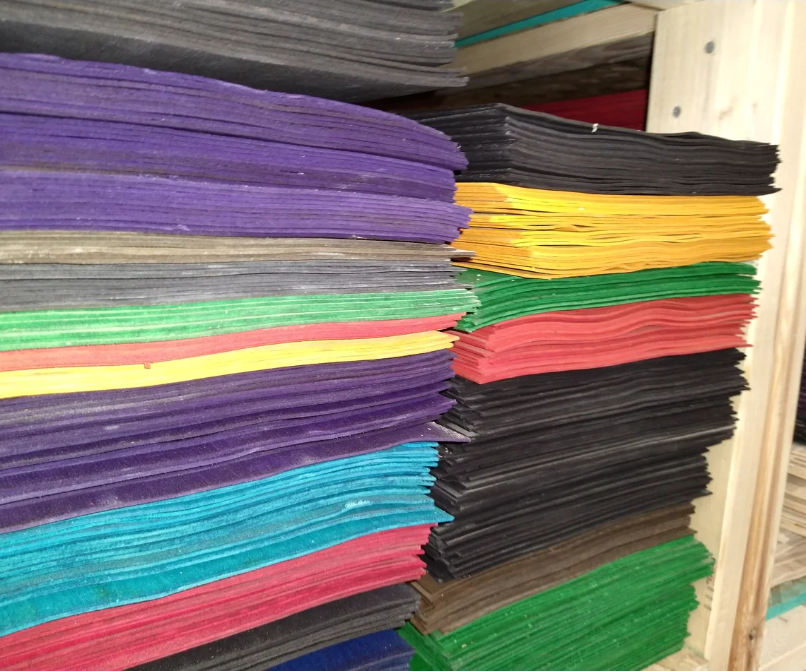 Dyed skateboard veneer in production quantities